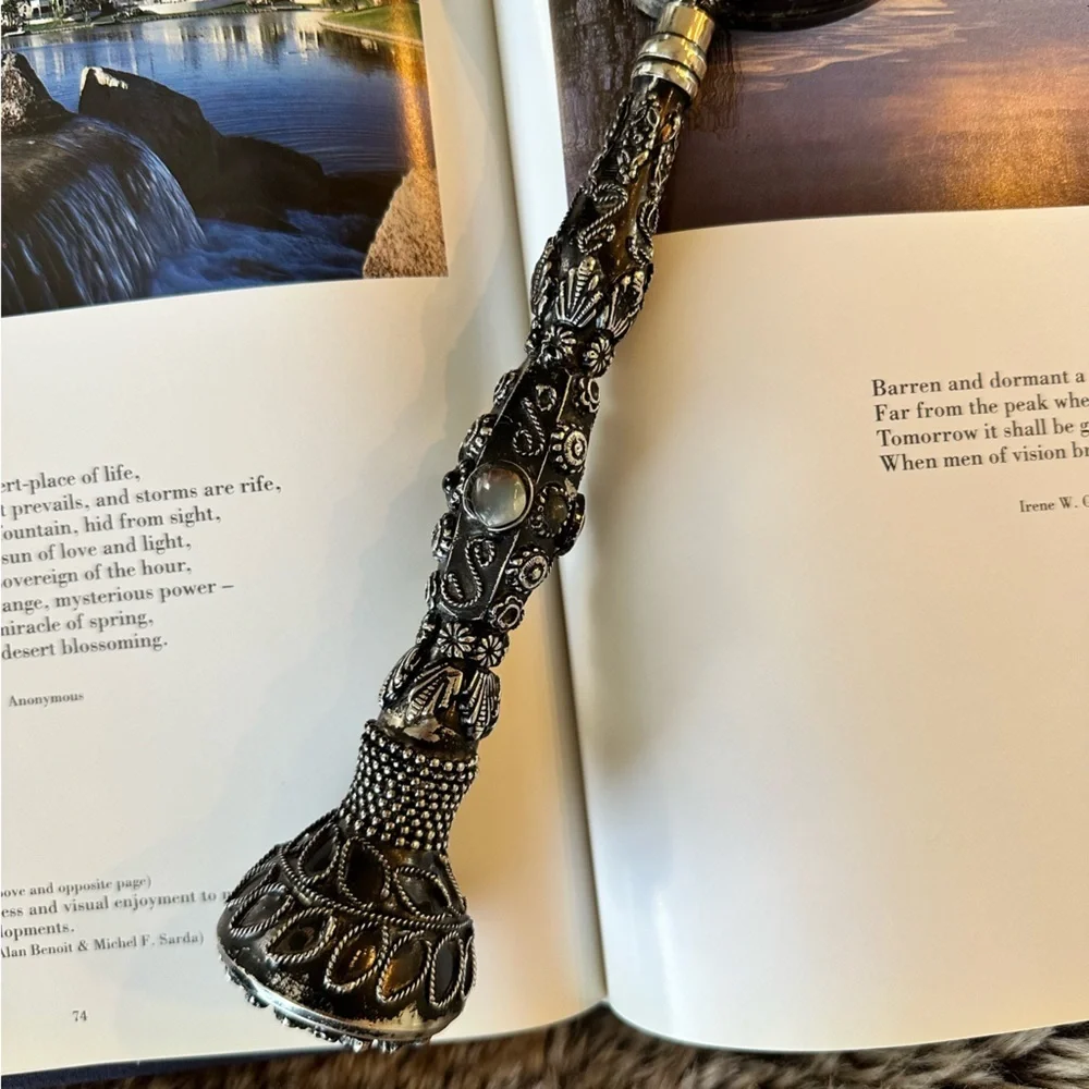 Vintage Magnifying Glass with Embedded stones - Picture 4 of 10